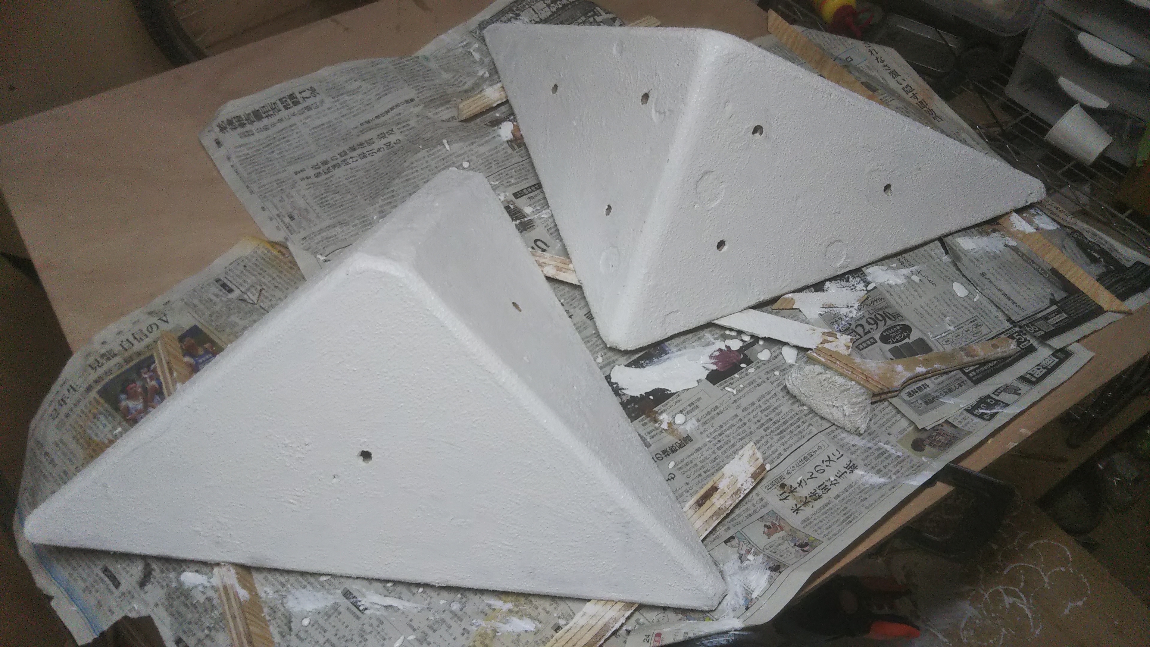 下地塗装を終えたハリボテ
ホワイトを塗っておくと後から乗せた色も発色が良くなります。