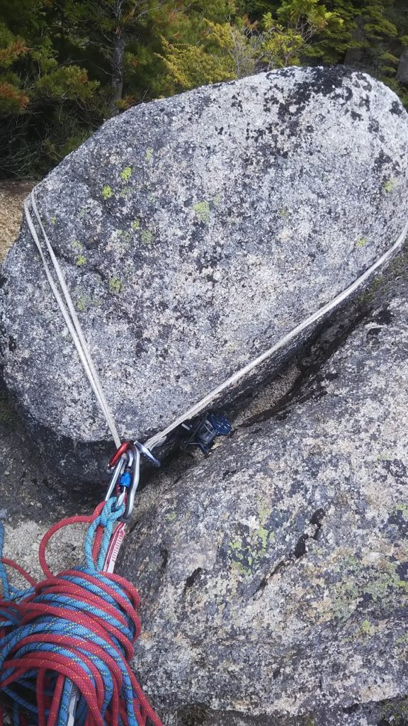 スリングを使えば、岩の形状を利用して支点作成することも可能