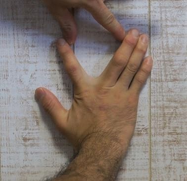 クライマーの指のケアとケガの予防　指と指の間を開いて股割のように伸ばす