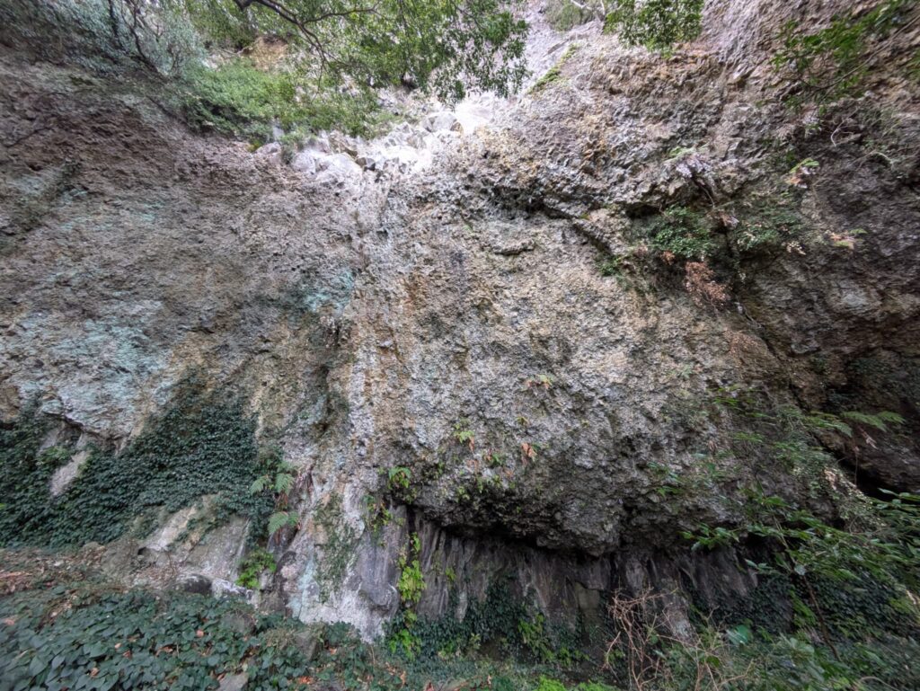 鷲頭山の円形劇場エリアの全景
