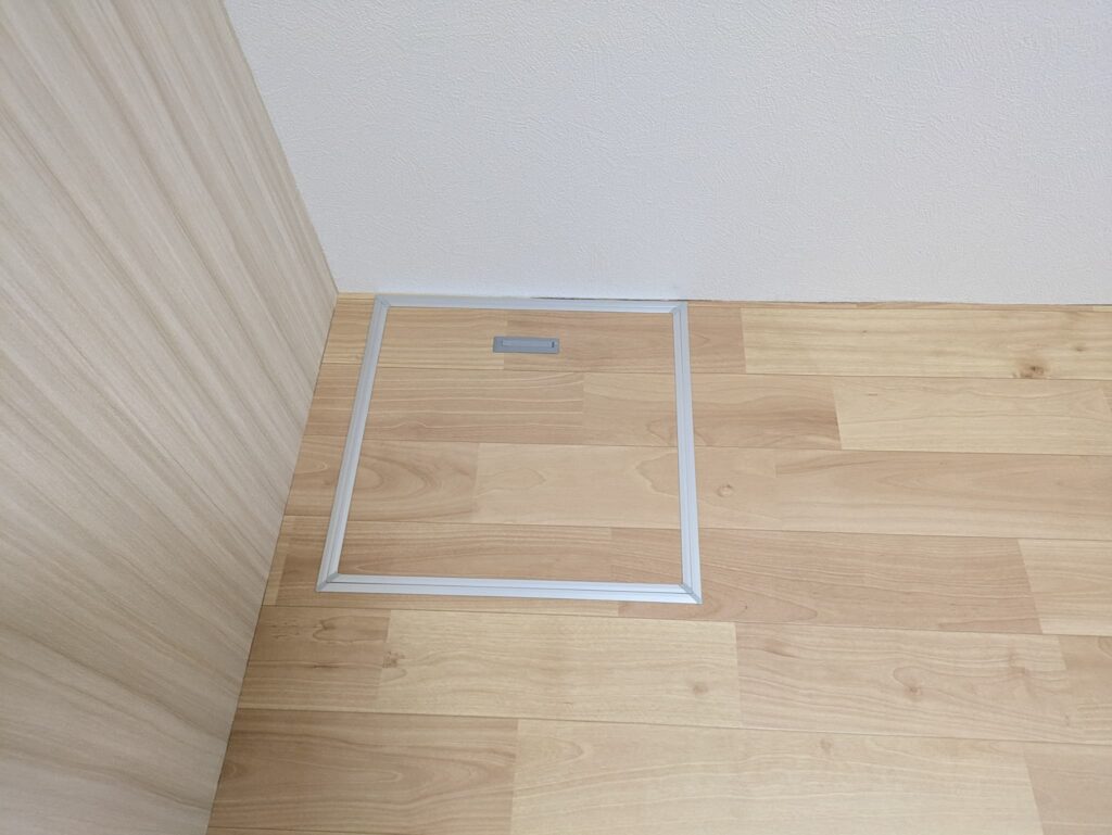 点検口は切り出したクッションフロアを張り付けると一体感が出る