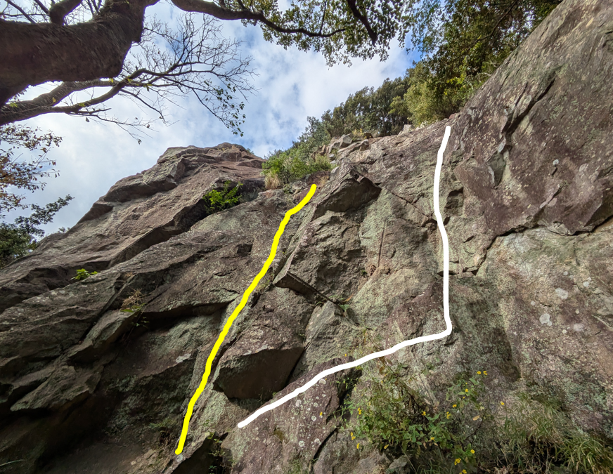 鷲頭山メインウォール南面側にあるSideBurn 5.10aとステミング 5.7