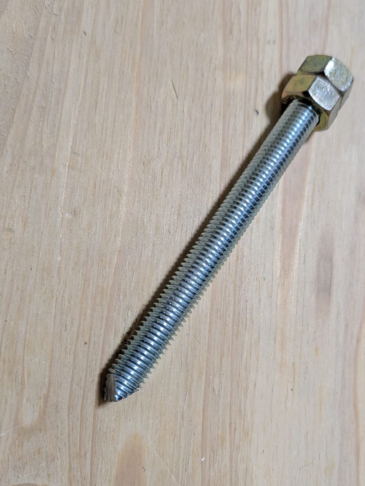 グラインダーでカットしたアンカーボルト