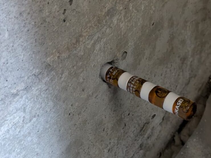 コンクリートの穴にケミカルアンカーを入れる