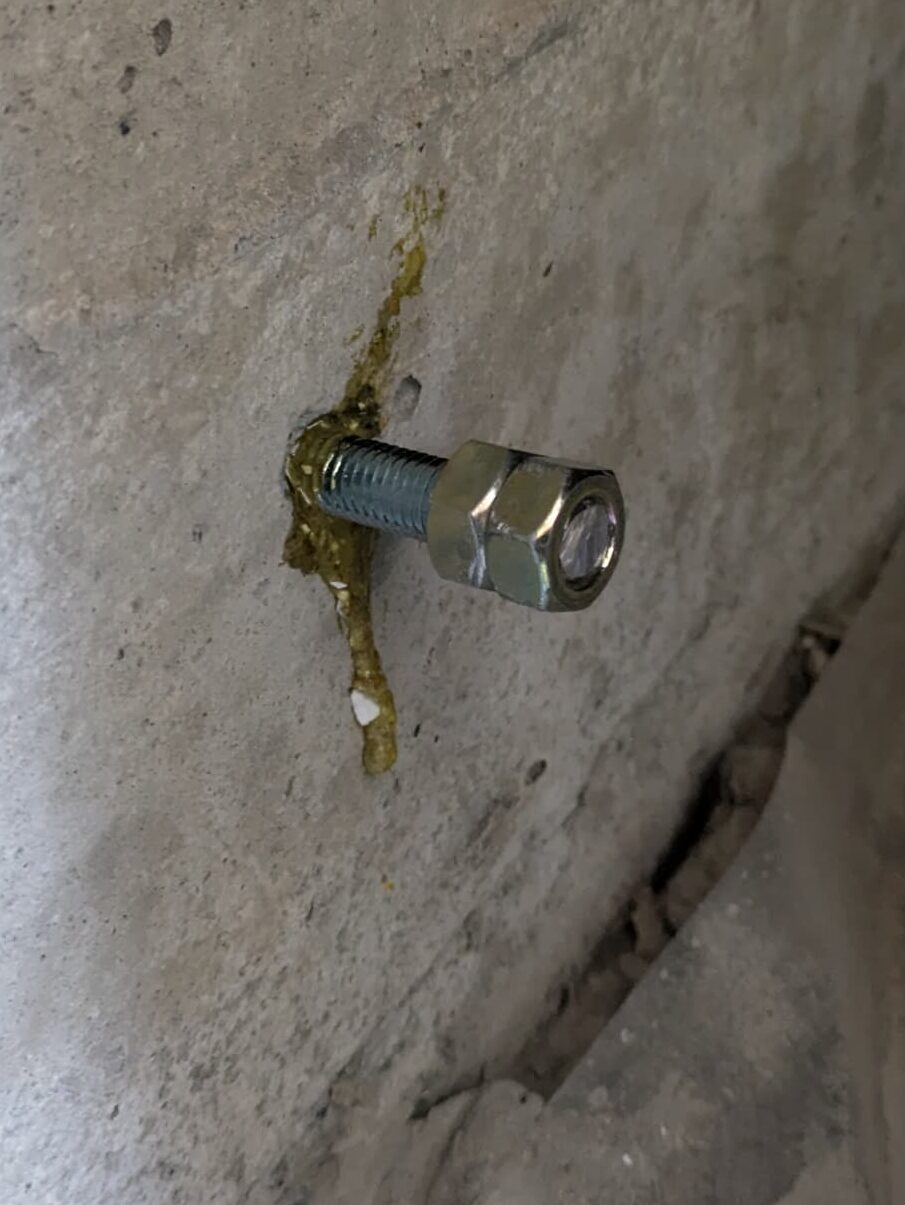 ケミカルアンカーで固定したボルト
