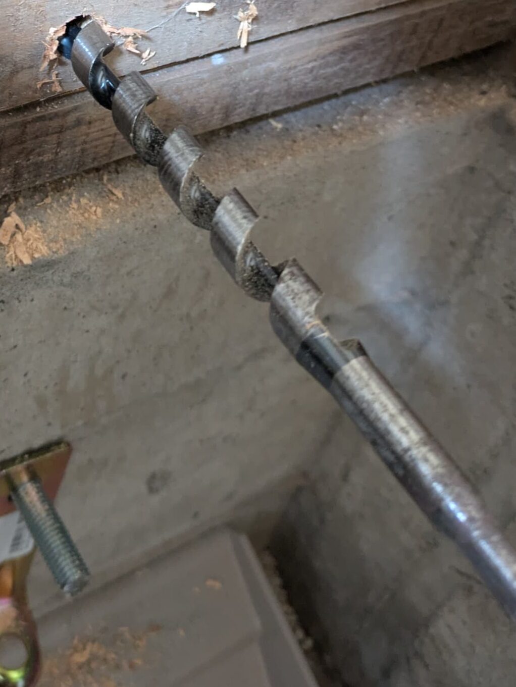 基礎に穴をあけてボルトを通す。ボルトを使い耐震性の向上を目指す