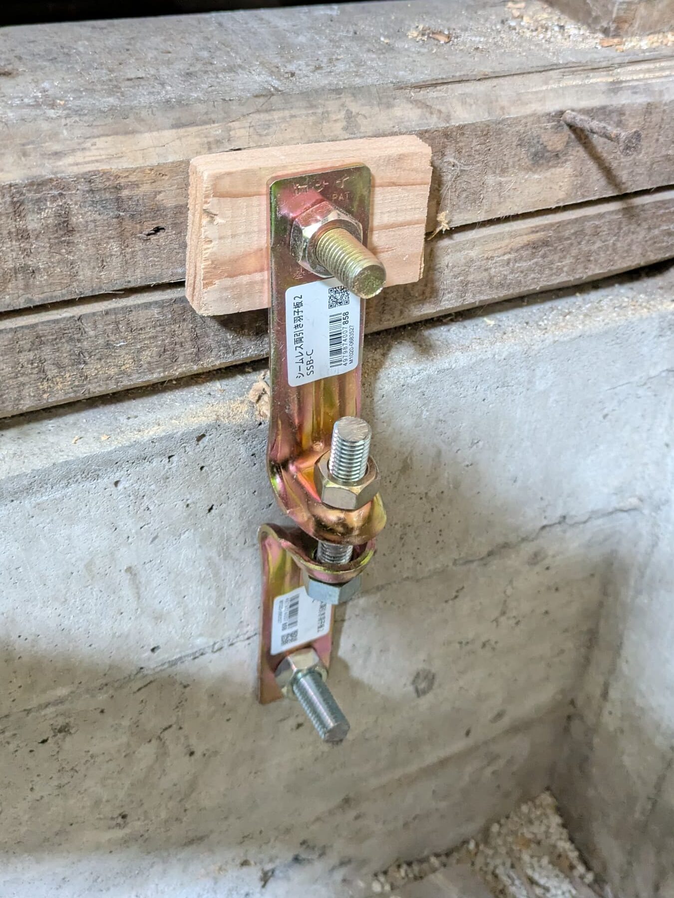 土台と基礎の固定。やらないよりマシという考えでの施工