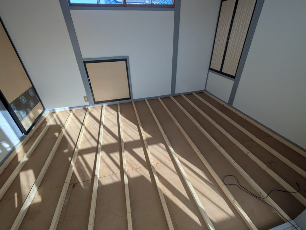 根太を仮止めした後の和室