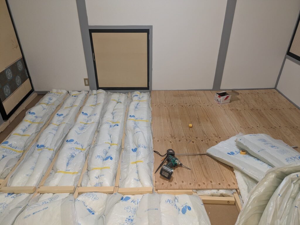 ガラスウールで床下断熱を行う