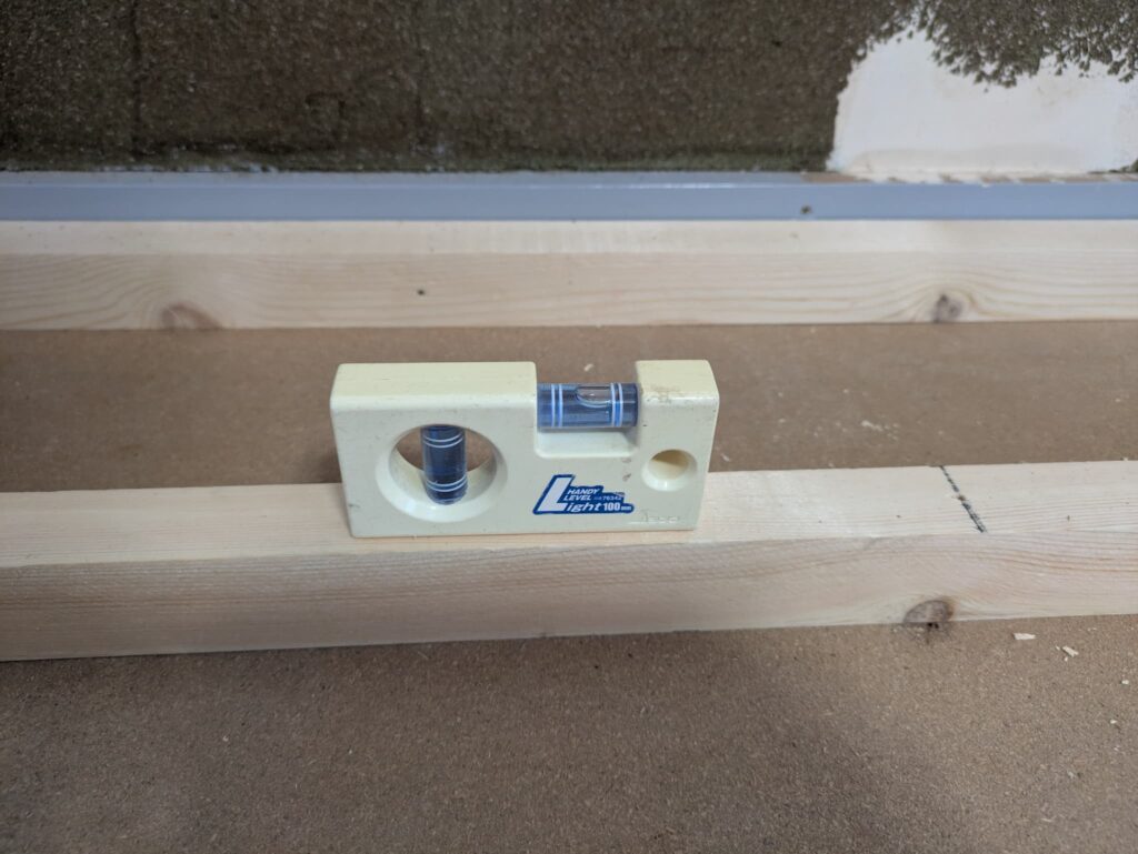 水準器を使うと根太が傾いていることがわかる