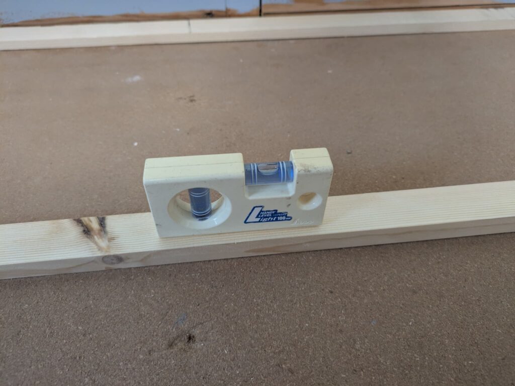 傾きを根太で調整
水準器でも水平が出ていることがわかる