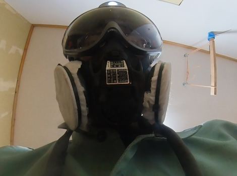 床下で作業したり、グラインダーで鉄を切断するときの保護具