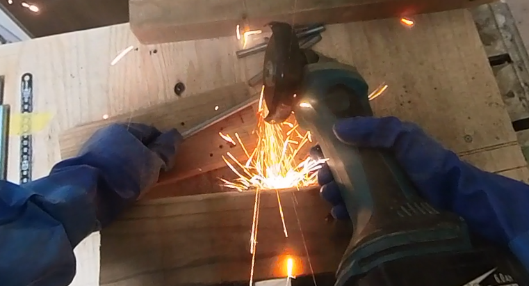 グラインダーでちょん切りボルトをケミカルアンカーで接合できるようにするために先端をVカットにする