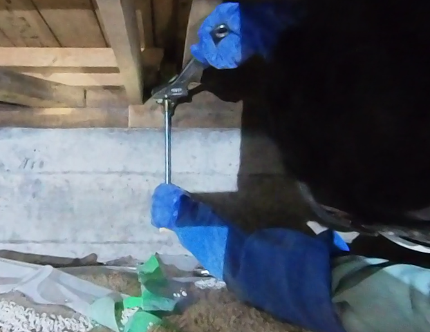 床下ではインパクトドライバーが入らないので、モンキーレンチでないと作業できないこともしばしば発生します。