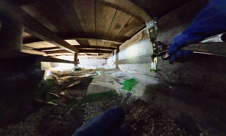 床下にモンキーレンチを持ち込む。匍匐前進は疲れる