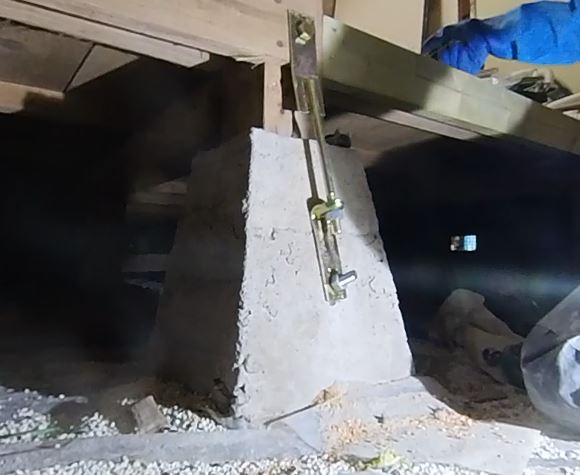 羽子板ボルトを使い柱と固定した束石