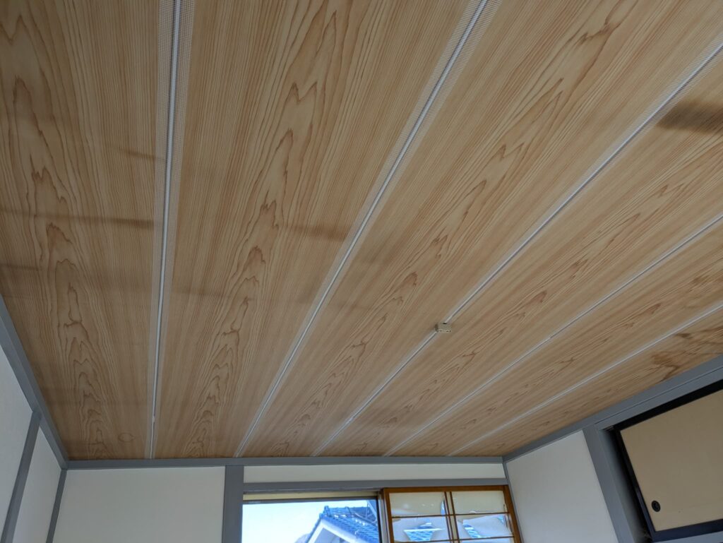 目透かし天井のパテ埋め前処理。溝にバクアップ材をいれメッシュテープを貼っている