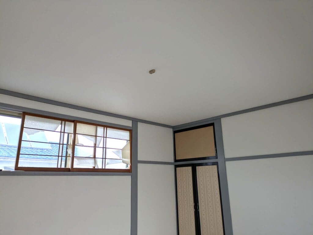 壁紙を貼り終えた目透かし天井