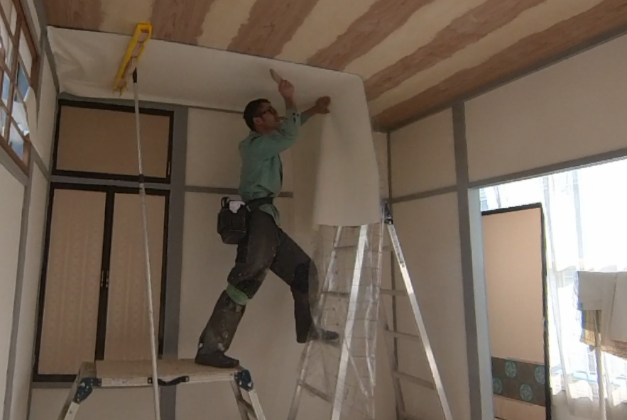 つっかえ棒を使った天井の壁紙貼り