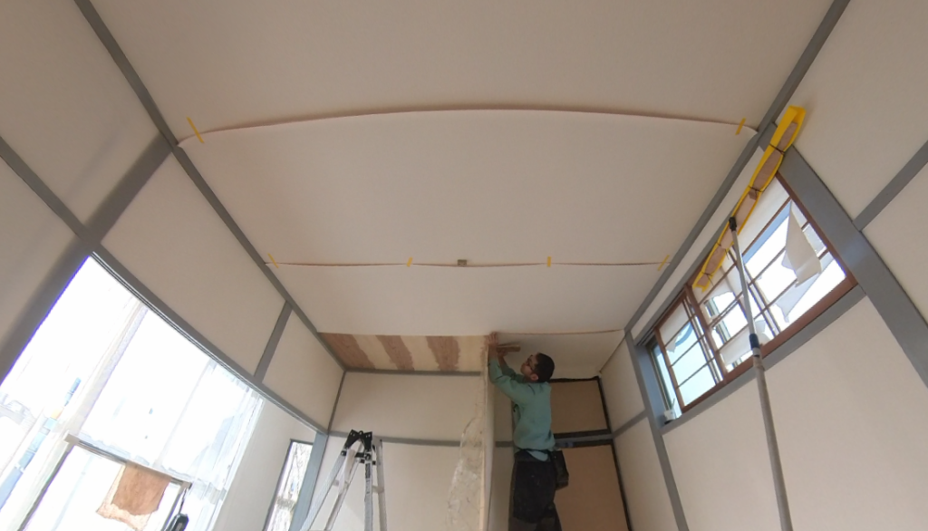 壁紙を貼り、切り合わせ前の状態