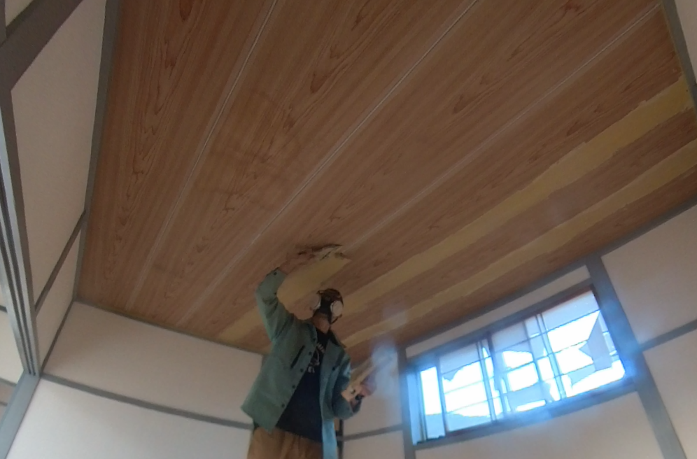 天井にパテを打つ