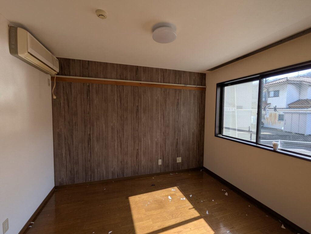 天井の壁紙の張替え&ledシーリングライトへ更新 ブラウンの単色から木目へ変更